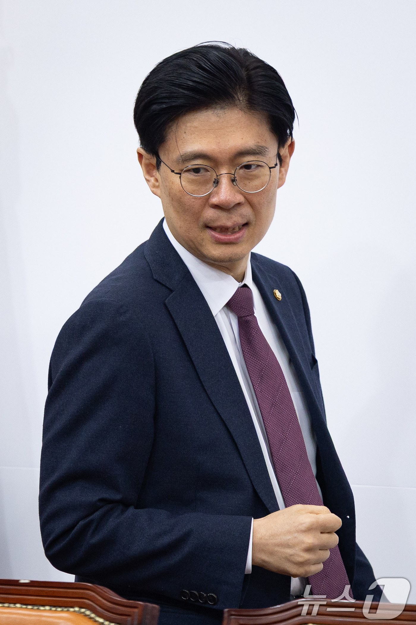 (서울=뉴스1) 유승관 기자 = 조정훈 국민의힘 인재영입위원장이 인재영입 발표를 위해 4일 서울 여의도 국회 당대표회의실에 들어서고 있다.인재영입위가 발표한 5인은 이범석 신전대협 …