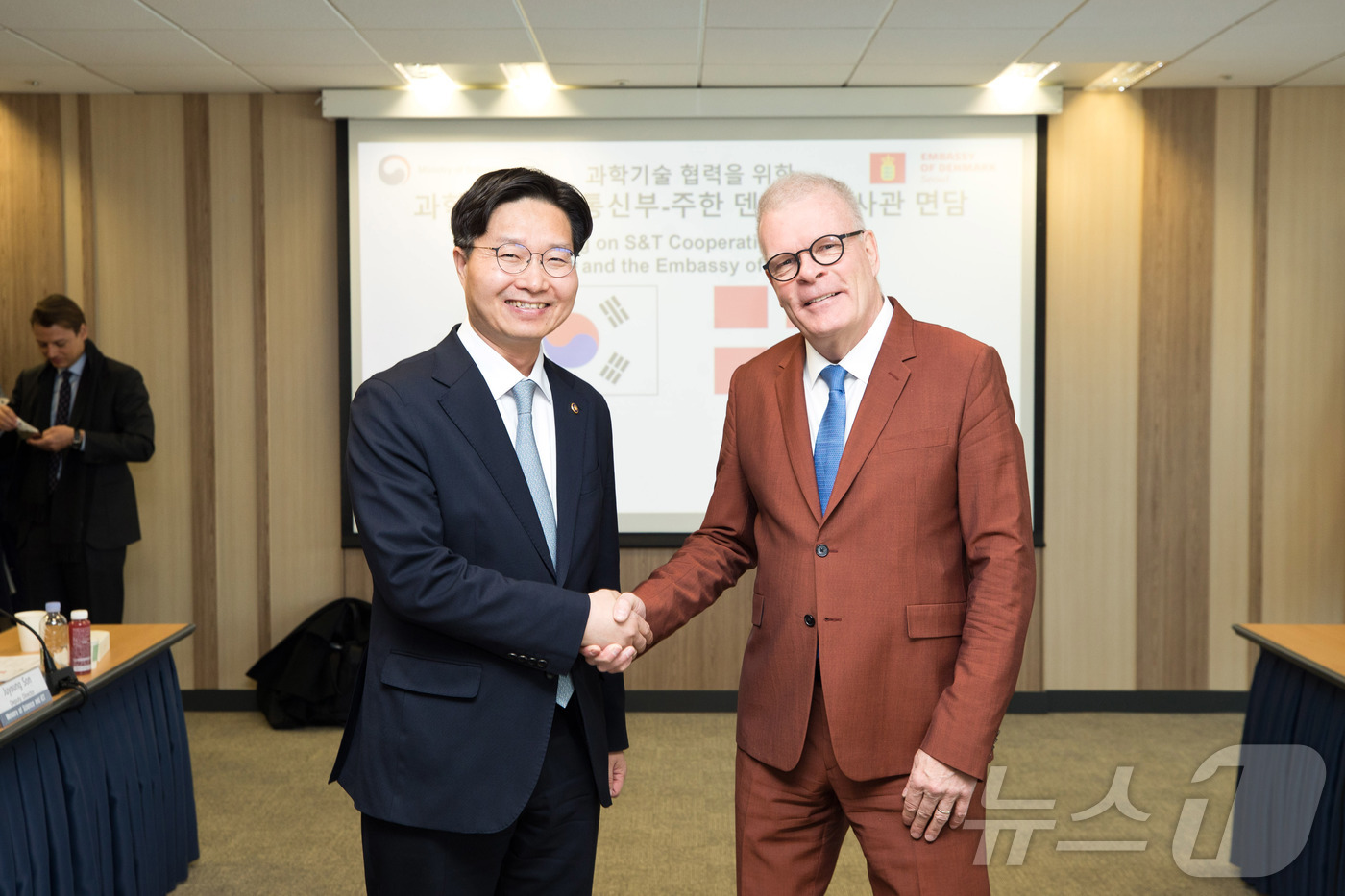 (서울=뉴스1) = 구혁채 과학기술정보통신부 제1차관이 4일 오전 서울 종로구 광화문교보빌딩 국가과학기술자문회의 대회의실에서 미카엘 헴니티 빈터 주한덴마크대사와 기념촬영을 하고 있 …