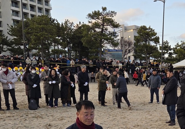 해운대해수욕장서 달집 태우기 장관…정성철 의장 "액운 사라지길"