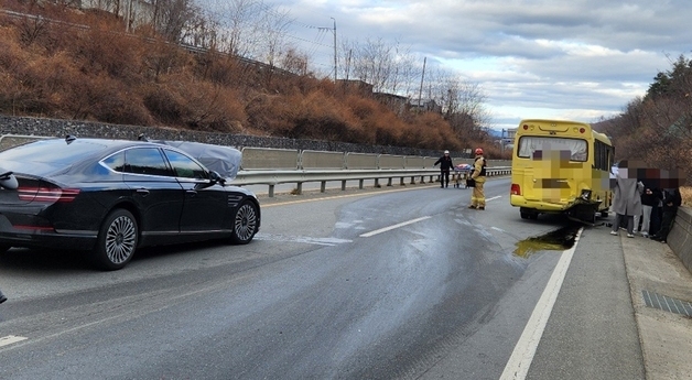 성주서 승용차가 통학버스 추돌…초등생·교사 등 14명 부상(종합)