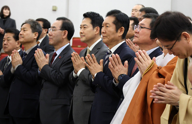 합장하는 정청래 대표와 장동혁 대표