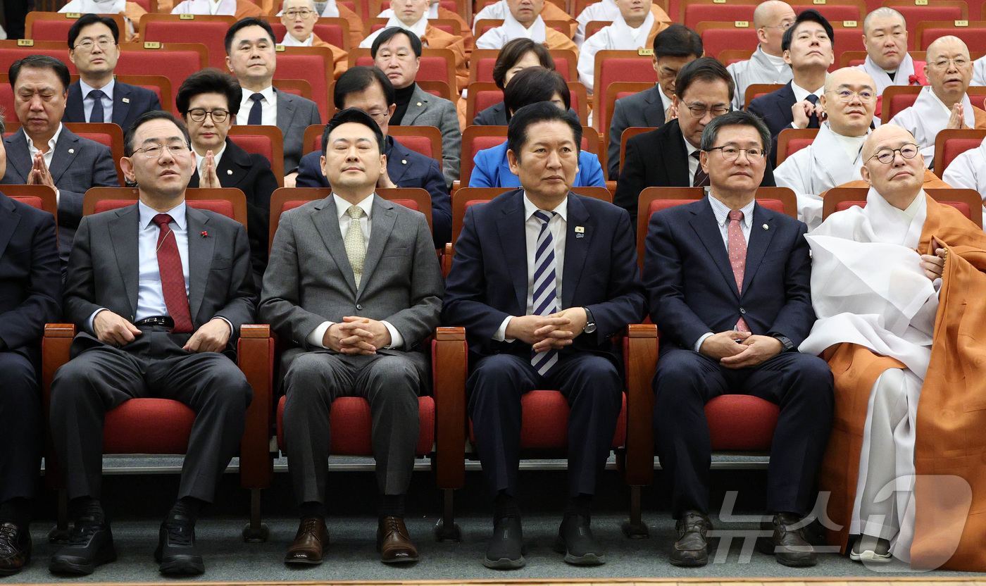 (서울=뉴스1) 이승배 기자 = 정청래 더불어민주당 대표와 장동혁 국민의힘 대표가 4일 국회 도서관에서 열린 2026 국회정각회 신춘법회에 참석해 자리하고 있다. (공동취재) 20 …