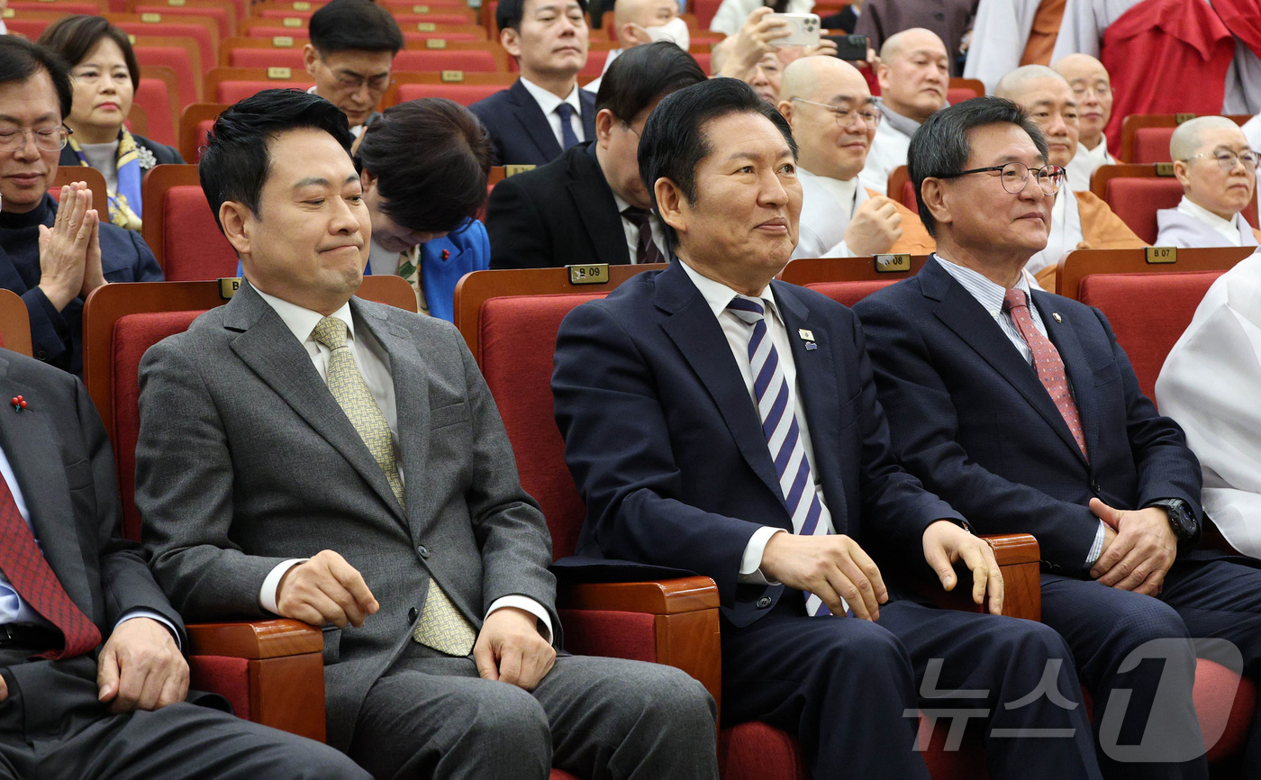 (서울=뉴스1) 이승배 기자 = 정청래 더불어민주당 대표와 장동혁 국민의힘 대표가 4일 국회 도서관에서 열린 2026 국회정각회 신춘법회에 참석해 자리하고 있다. (공동취재) 20 …