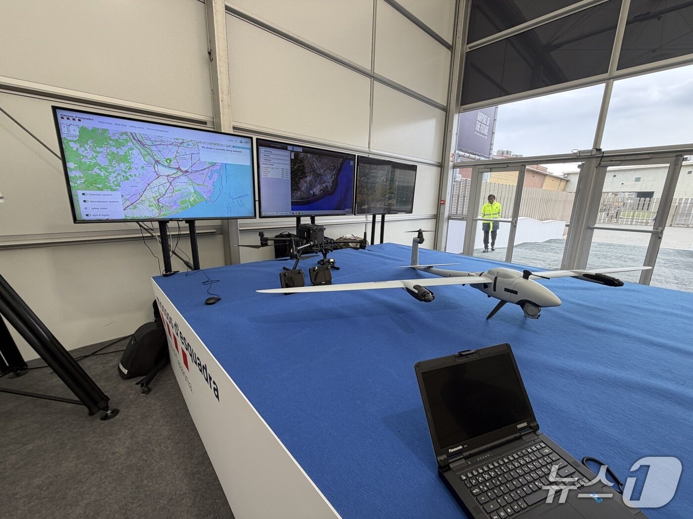 본문 이미지 - 3일(현지시간) 스페인 바르셀로나에서 열린 월드 모바일 콩그레스(MWC26) '미래의 공항(The Future of Airport)'에 전시된 드론 대응 시스템. 2026.03.03/뉴스1