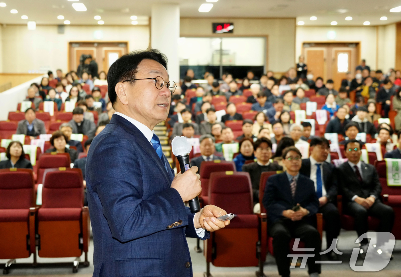 (광주=뉴스1) 이수민 기자 = 강기정 광주광역시장이 4일 국립순천대학교 파루홀에서 열린 ‘광주‧전남 통합 순천시 상생토크’에 참석해 전남광주통합특별시 출범에 따른 순천 등 전남 …