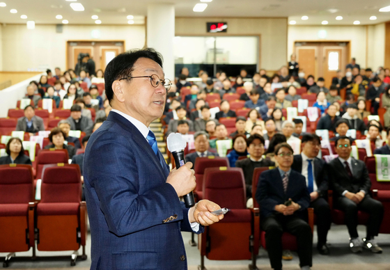 동부권 산업발전 방향 발표하는 강기정 광주시장