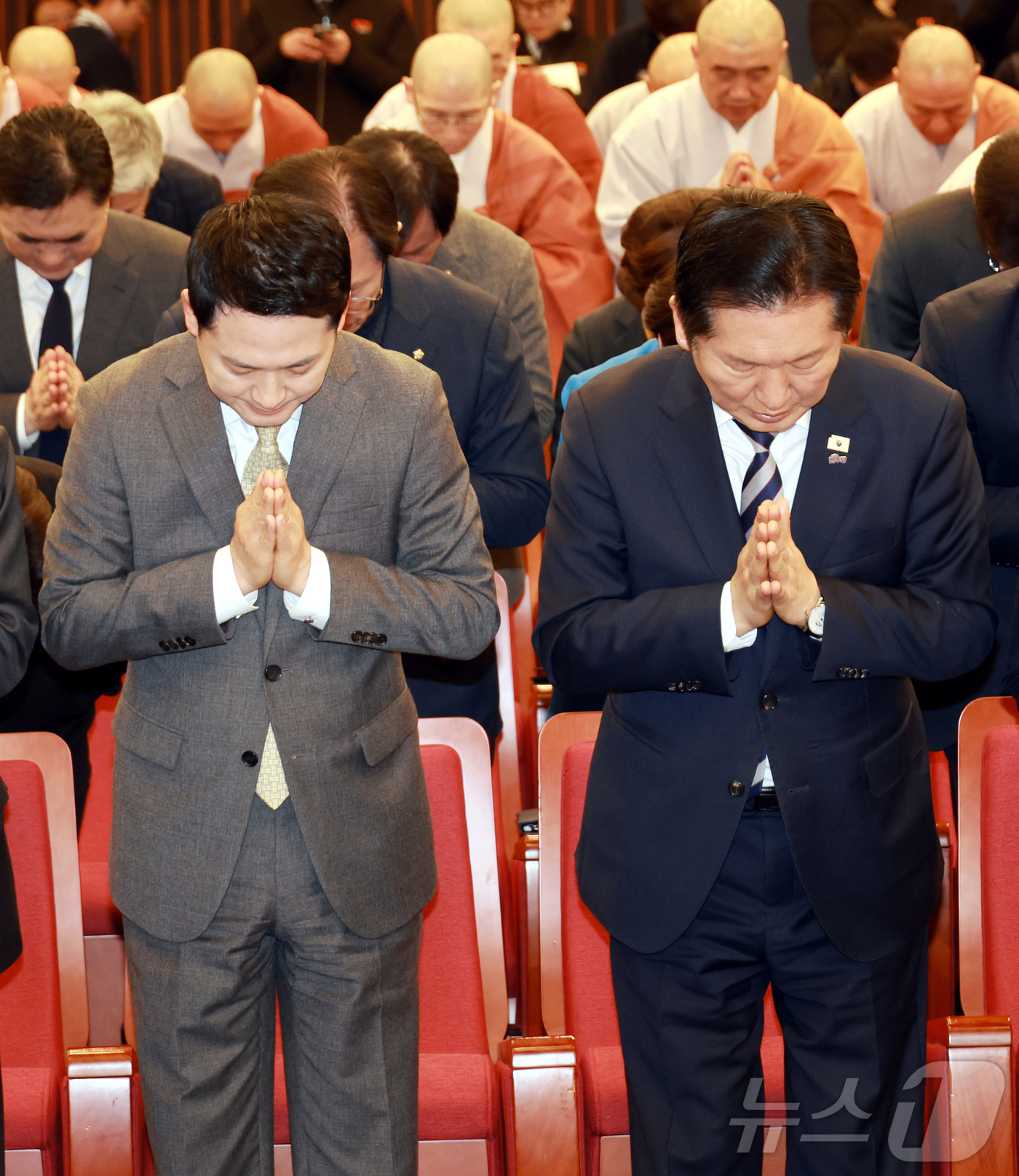 (서울=뉴스1) 이승배 기자 = 정청래 더불어민주당 대표와 장동혁 국민의힘 대표가 4일 국회 도서관에서 열린 2026 국회정각회 신춘법회에 참석해 자리하고 있다. (공동취재) 20 …