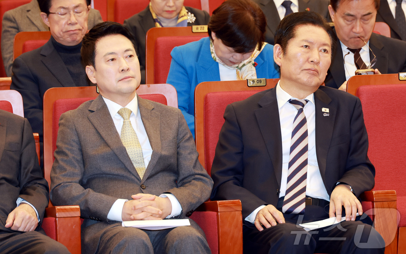 (서울=뉴스1) 이승배 기자 = 정청래 더불어민주당 대표와 장동혁 국민의힘 대표가 4일 국회 도서관에서 열린 2026 국회정각회 신춘법회에 참석해 자리하고 있다. (공동취재) 20 …