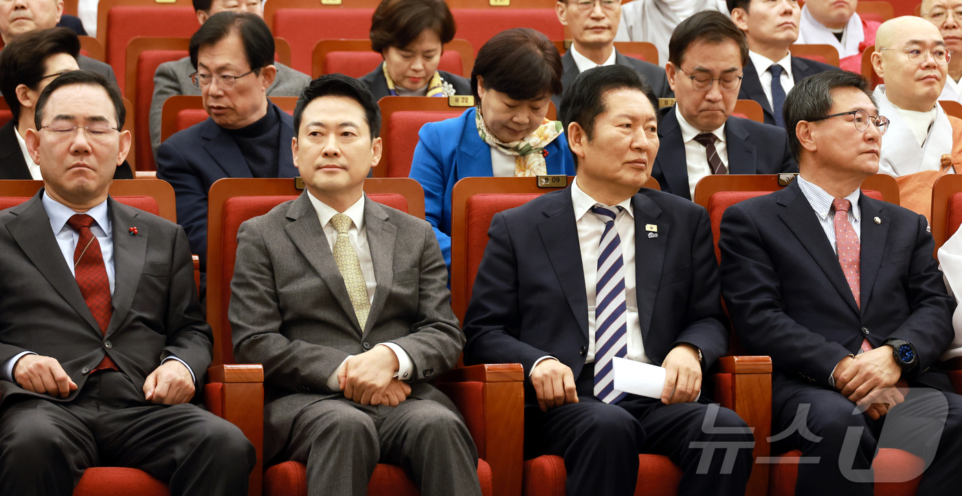 (서울=뉴스1) 이승배 기자 = 정청래 더불어민주당 대표와 장동혁 국민의힘 대표가 4일 국회 도서관에서 열린 2026 국회정각회 신춘법회에 참석해 자리하고 있다. (공동취재) 20 …