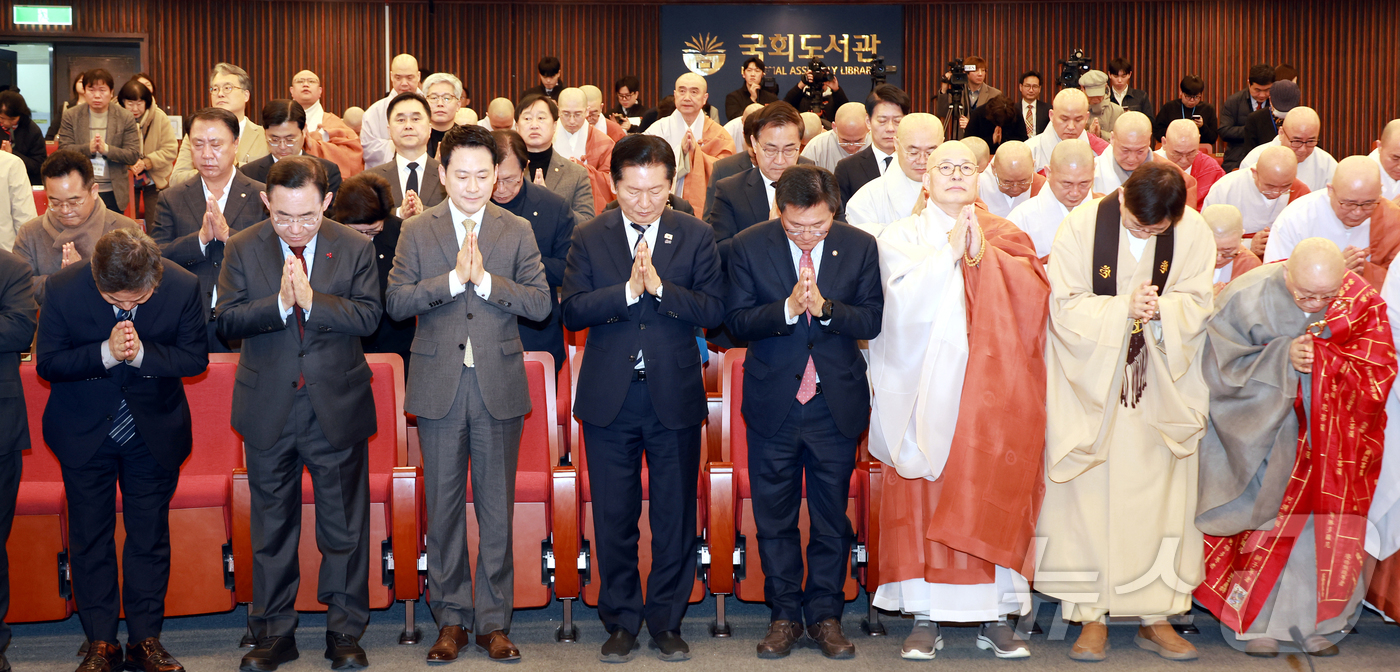 (서울=뉴스1) 이승배 기자 = 정청래 더불어민주당 대표와 장동혁 국민의힘 대표가 4일 국회 도서관에서 열린 2026 국회정각회 신춘법회에 참석해 자리하고 있다. (공동취재) 20 …