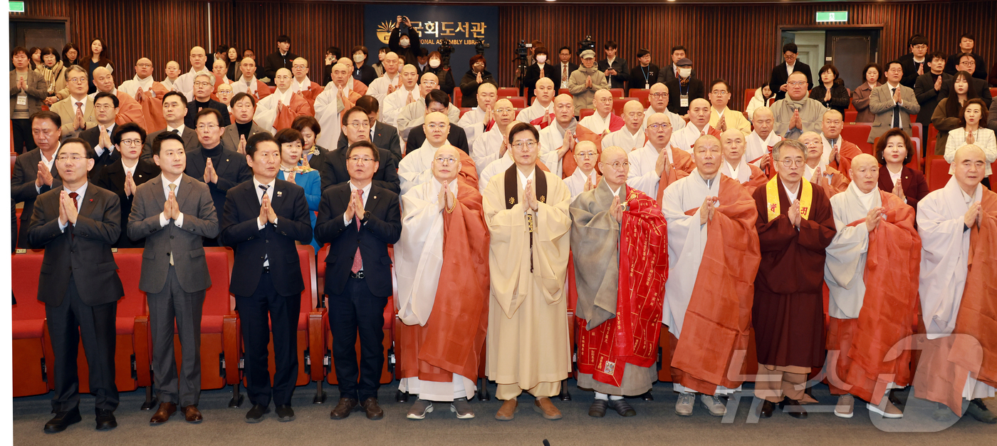 (서울=뉴스1) 이승배 기자 = 정청래 더불어민주당 대표와 장동혁 국민의힘 대표가 4일 국회 도서관에서 열린 2026 국회정각회 신춘법회에 참석해 자리하고 있다. (공동취재) 20 …