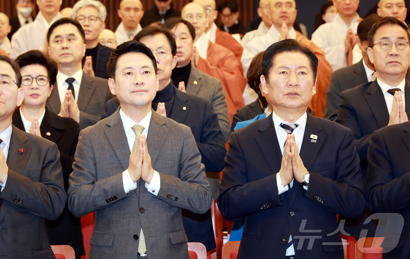 (서울=뉴스1) 이승배 기자 = 정청래 더불어민주당 대표와 장동혁 국민의힘 대표가 4일 국회 도서관에서 열린 2026 국회정각회 신춘법회에 참석해 자리하고 있다. (공동취재) 20 …