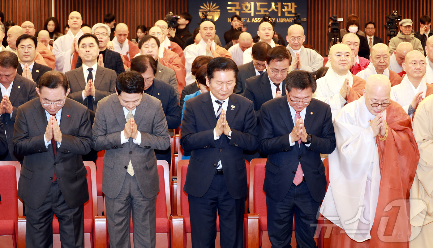 (서울=뉴스1) 이승배 기자 = 정청래 더불어민주당 대표와 장동혁 국민의힘 대표가 4일 국회 도서관에서 열린 2026 국회정각회 신춘법회에 참석해 합장하고 있다. (공동취재) 20 …