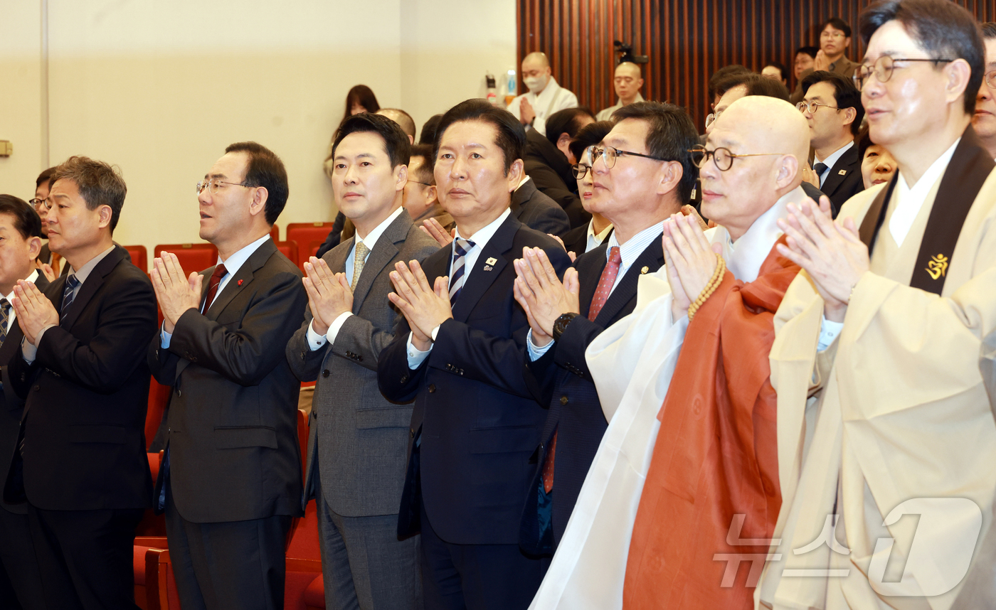 (서울=뉴스1) 이승배 기자 = 정청래 더불어민주당 대표와 장동혁 국민의힘 대표가 4일 국회 도서관에서 열린 2026 국회정각회 신춘법회에 참석해 자리하고 있다. (공동취재) 20 …