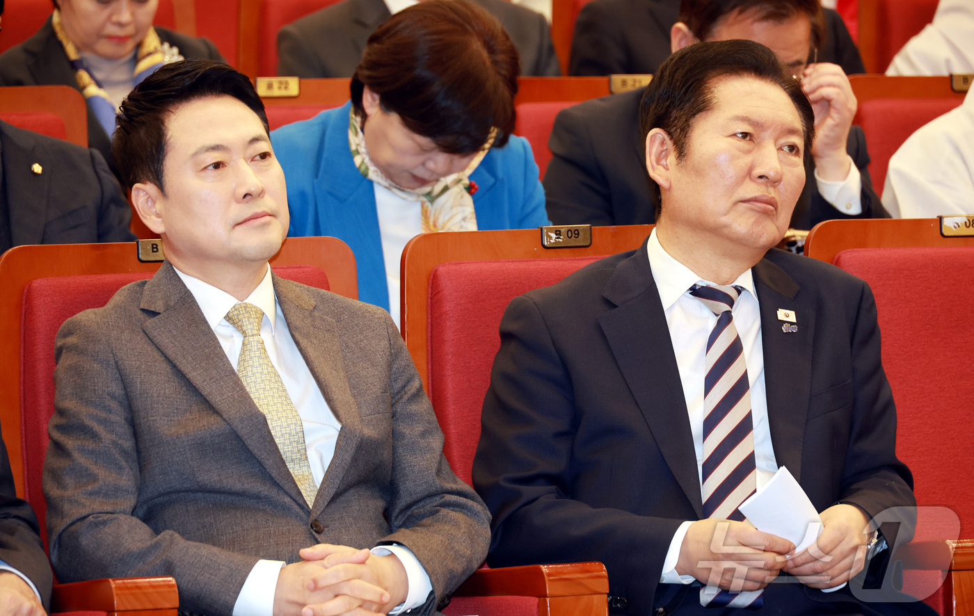 (서울=뉴스1) 이승배 기자 = 정청래 더불어민주당 대표와 장동혁 국민의힘 대표가 4일 국회 도서관에서 열린 2026 국회정각회 신춘법회에 참석해 자리하고 있다. (공동취재) 20 …