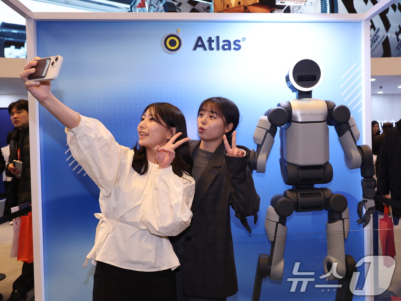 (서울=뉴스1) 박지혜 기자 = 4일 서울 강남구 코엑스에서 열린 ‘2026 스마트공장·자동화산업전(AW 2026)’에서 관람객이 아틀라스 양산형 모델과 셀카를 찍고 있다.‘CES …