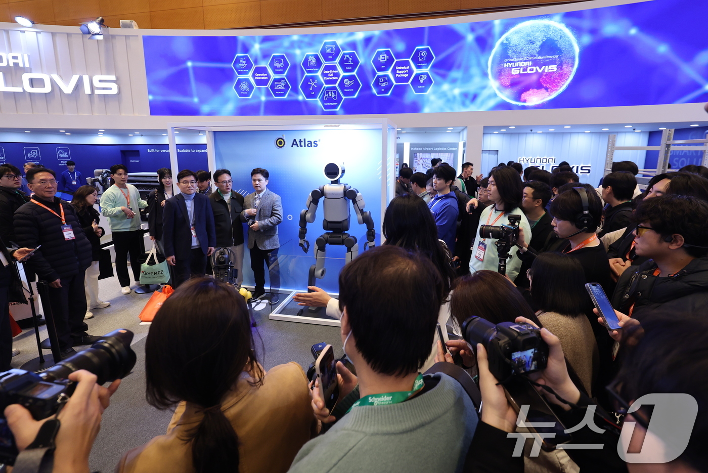 (서울=뉴스1) 박지혜 기자 = 4일 서울 강남구 코엑스에서 열린 ‘2026 스마트공장·자동화산업전(AW 2026)’에서 아틀라스 양산형 모델이 공개되고 있다.‘CES 2026’에 …