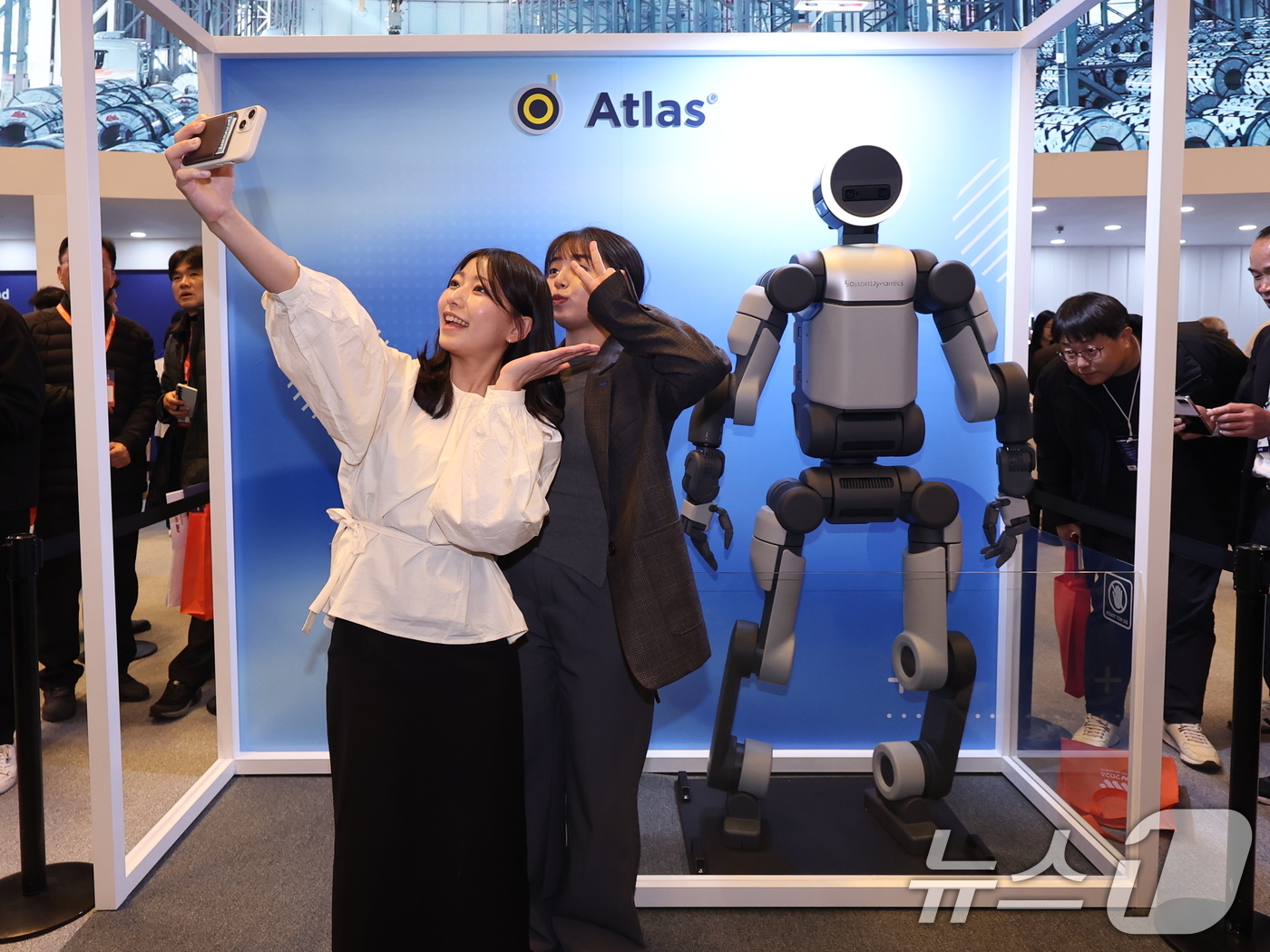 (서울=뉴스1) 박지혜 기자 = 4일 서울 강남구 코엑스에서 열린 ‘2026 스마트공장·자동화산업전(AW 2026)’에서 관람객이 아틀라스 양산형 모델과 셀카를 찍고 있다.‘CES …