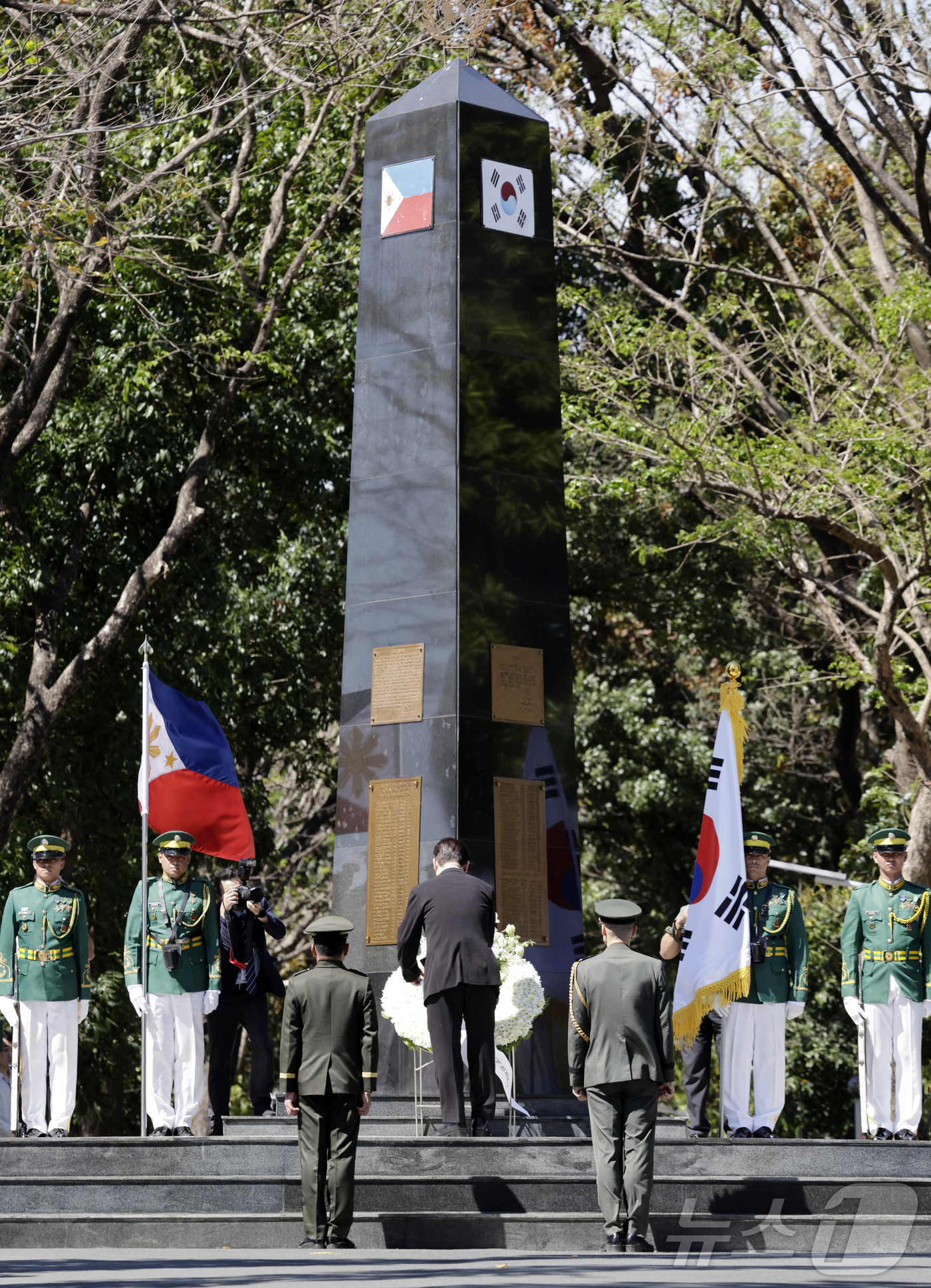(마닐라(필리핀)=뉴스1) 허경 기자 = 필리핀을 국빈 방문한 이재명 대통령이 4일(현지시간) 필리핀 마닐라 영웅묘지를 찾아 한국전 참전기념비에 헌화하고 있다.  2026.3.4/ …