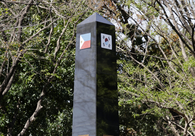 한국전 참전기념비에 헌화하는 이재명 대통령