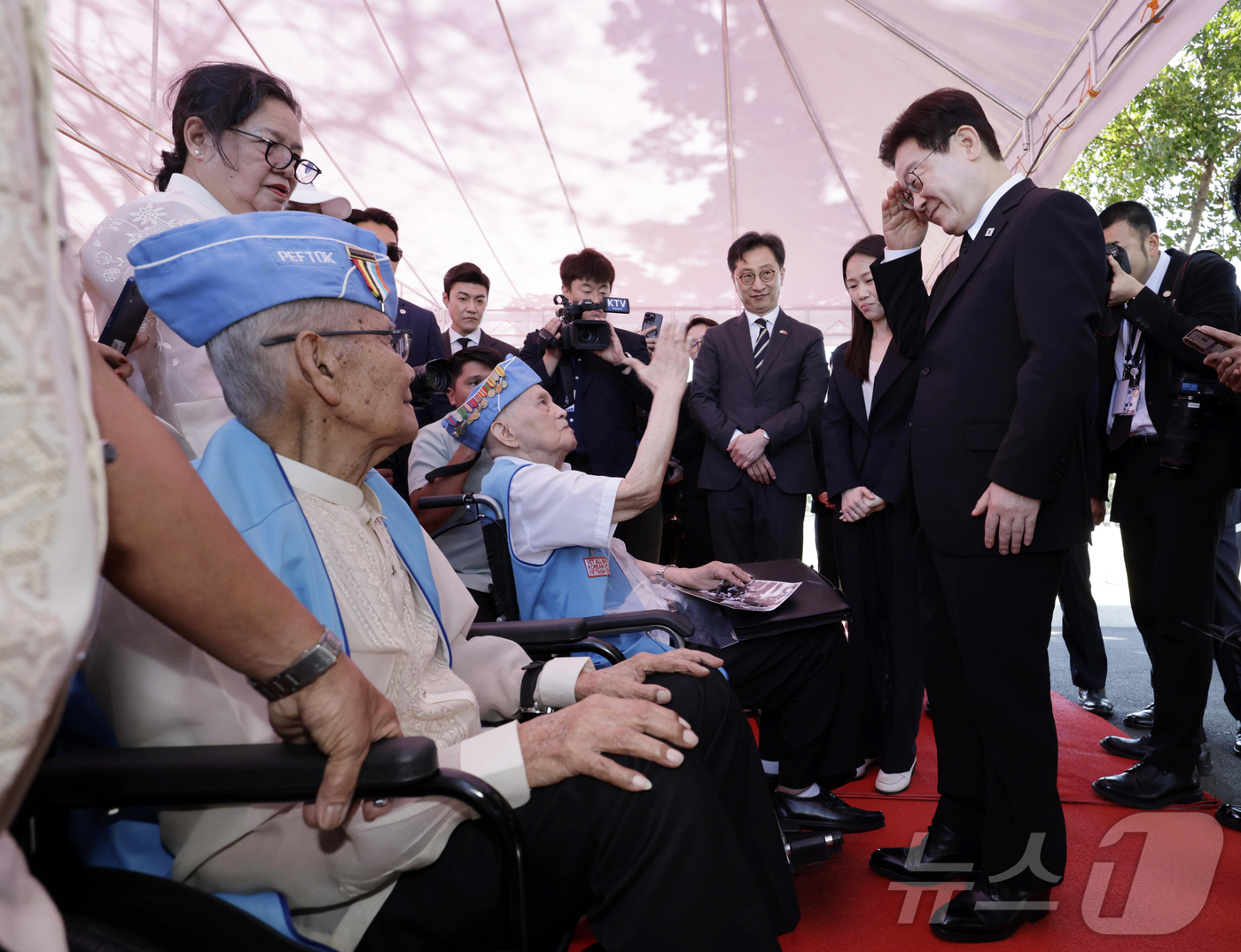 (마닐라(필리핀)=뉴스1) 허경 기자 = 필리핀을 국빈 방문한 이재명 대통령이 4일(현지시간) 필리핀 마닐라 영웅묘지를 찾아 한국전 참전기념비에 헌화를 마친 후 참전용사들과 인사를 …