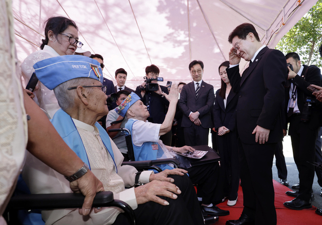 한국전 참전용사 향해 경례하는 이재명 대통령