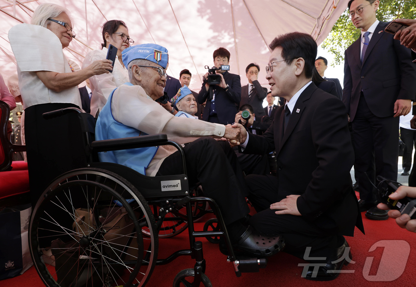 (마닐라(필리핀)=뉴스1) 허경 기자 = 필리핀을 국빈 방문한 이재명 대통령이 4일(현지시간) 필리핀 마닐라 영웅묘지를 찾아 한국전 참전기념비에 헌화를 마친 후 참전용사들과 인사를 …