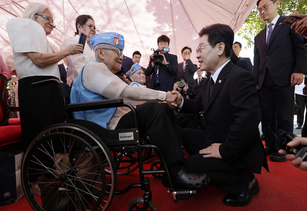 참전용사와 인사 나누는 이재명 대통령