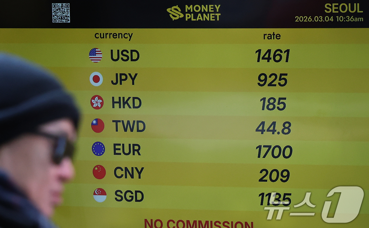 (서울=뉴스1) 오대일 기자 = 이란 전쟁 여파로 원·달러 환율이 급등하는 등 금융시장이 요동친 4일 서울 중구 명동의 환전소 전광판에 환율 시세가 표시되고 있다.원·달러 환율은 …