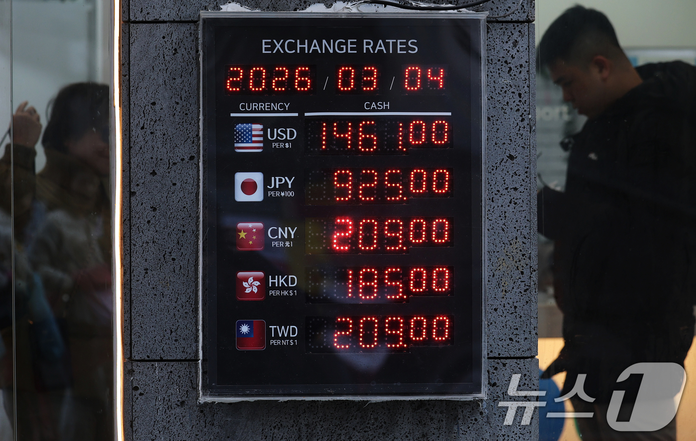 (서울=뉴스1) 오대일 기자 = 이란 전쟁 여파로 원·달러 환율이 급등하는 등 금융시장이 요동친 4일 서울 중구 명동의 환전소 전광판에 환율 시세가 표시되고 있다.원·달러 환율은 …