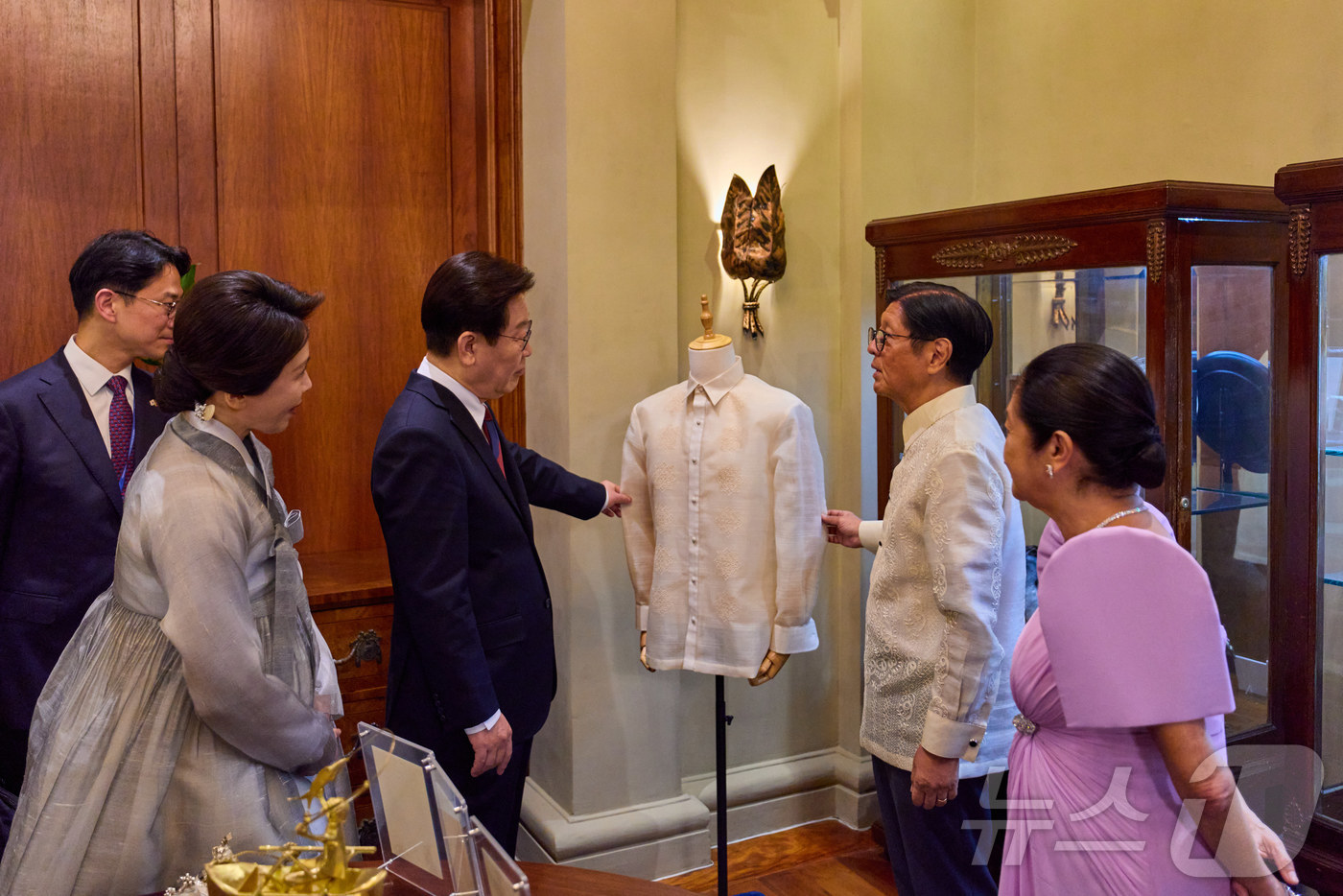 (마닐라(필리핀)=뉴스1) 허경 기자 = 이재명 대통령과 페르디난드 로무알데스 마르코스 주니어 대통령이 지난 3일(현지시간) 필리핀 마닐라 말라카냥궁에서 선물 교환식을 하고 있다. …