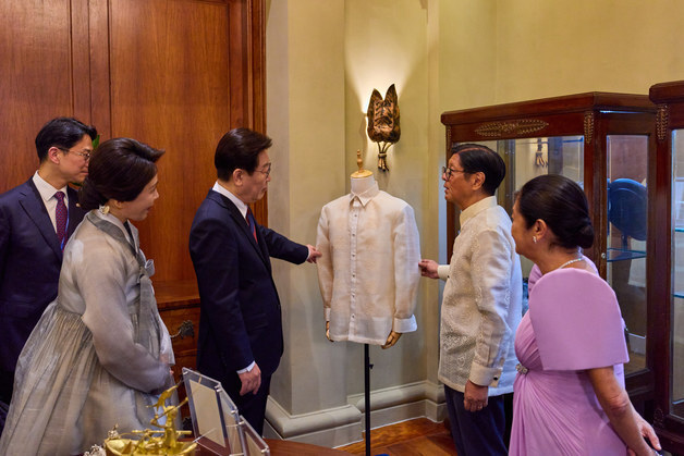 선물 교환식 하는 이재명 대통령