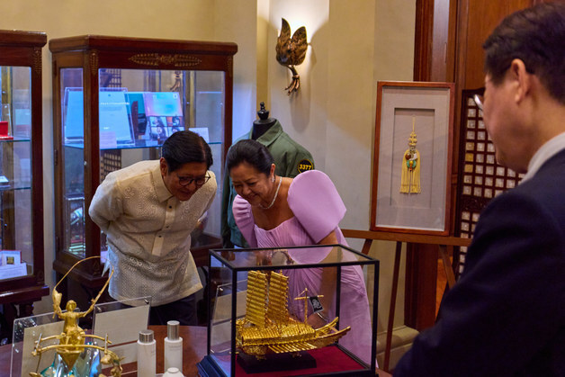 이재명 대통령 선물 살펴보는 필리핀 정상 내외