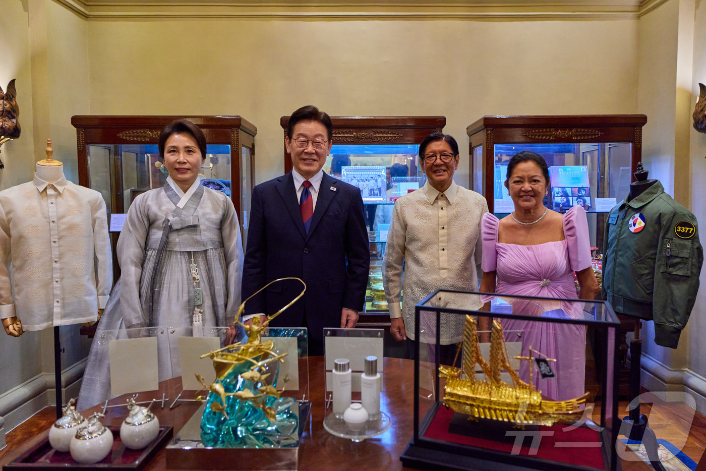 (마닐라(필리핀)=뉴스1) 허경 기자 = 이재명 대통령과 페르디난드 로무알데스 마르코스 주니어 대통령이 지난 3일(현지시간) 필리핀 마닐라 말라카냥궁에서 선물 교환한 후 기념촬영을 …