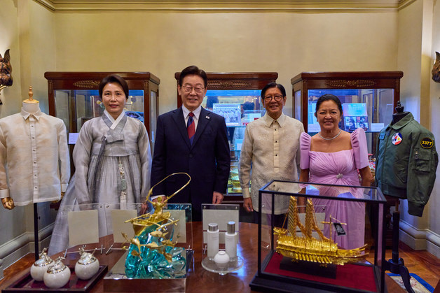 한·필리핀 선물교환식 기념촬영 하는 이재명 대통령