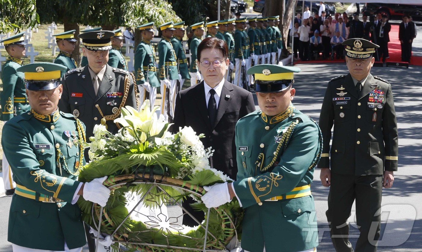 (마닐라(필리핀)=뉴스1) 허경 기자 = 필리핀을 국빈 방문한 이재명 대통령이 4일(현지시간) 필리핀 마닐라 영웅묘지를 찾아 한국전 참전기념비에 헌화하기 위해 이동하고 있다. 20 …
