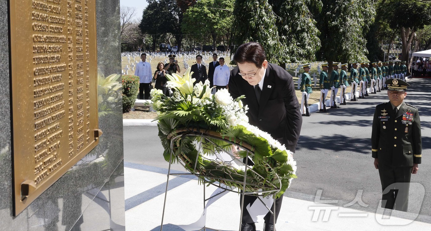 (마닐라(필리핀)=뉴스1) 허경 기자 = 필리핀을 국빈 방문한 이재명 대통령이 4일(현지시간) 필리핀 마닐라 영웅묘지를 찾아 한국전 참전기념비에 헌화하고 있다.  2026.3.4/ …