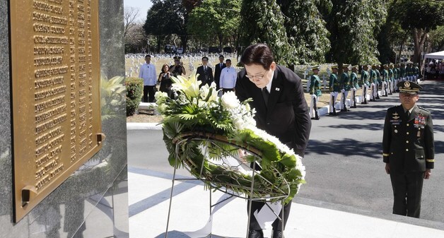 헌화하는 이재명 대통령