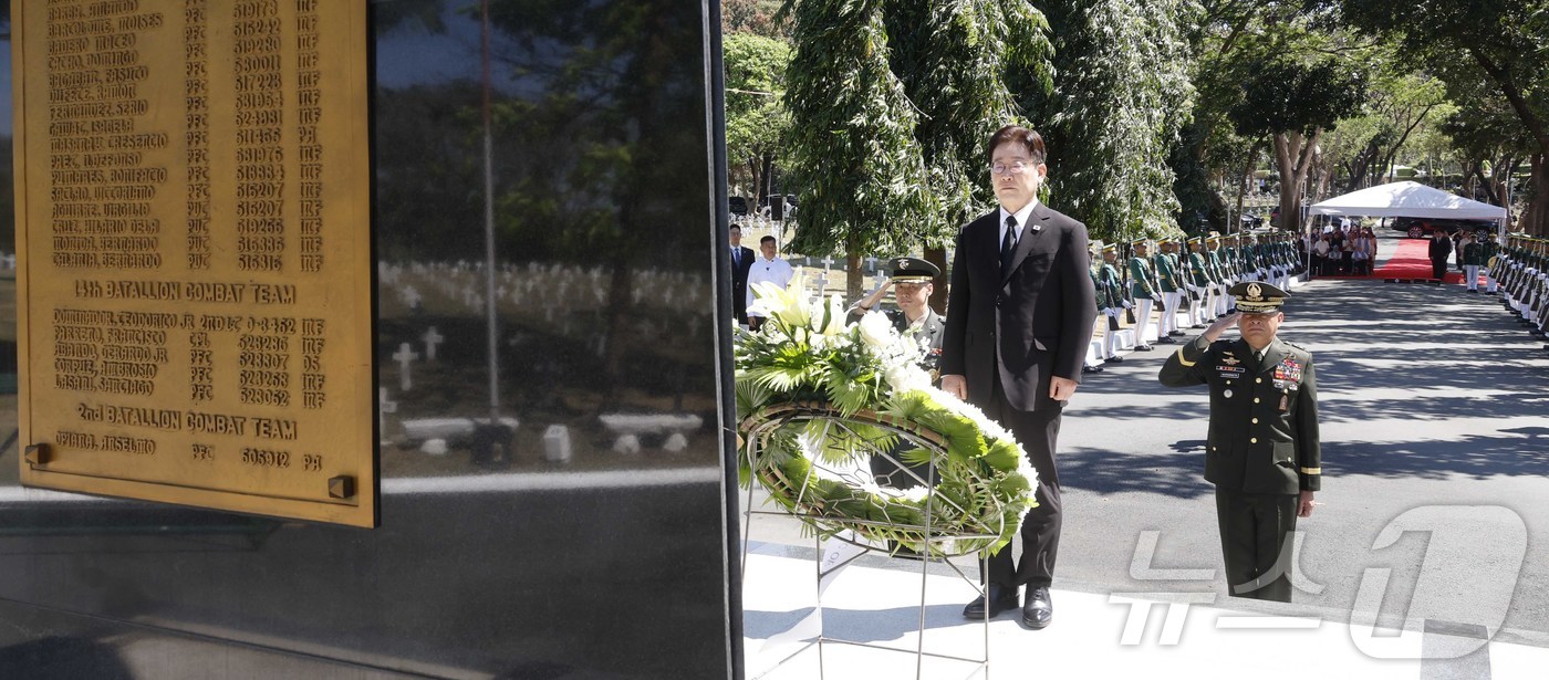 (마닐라(필리핀)=뉴스1) 허경 기자 = 필리핀을 국빈 방문한 이재명 대통령이 4일(현지시간) 필리핀 마닐라 영웅묘지를 찾아 한국전 참전기념비에 헌화하고 있다.  2026.3.4/ …