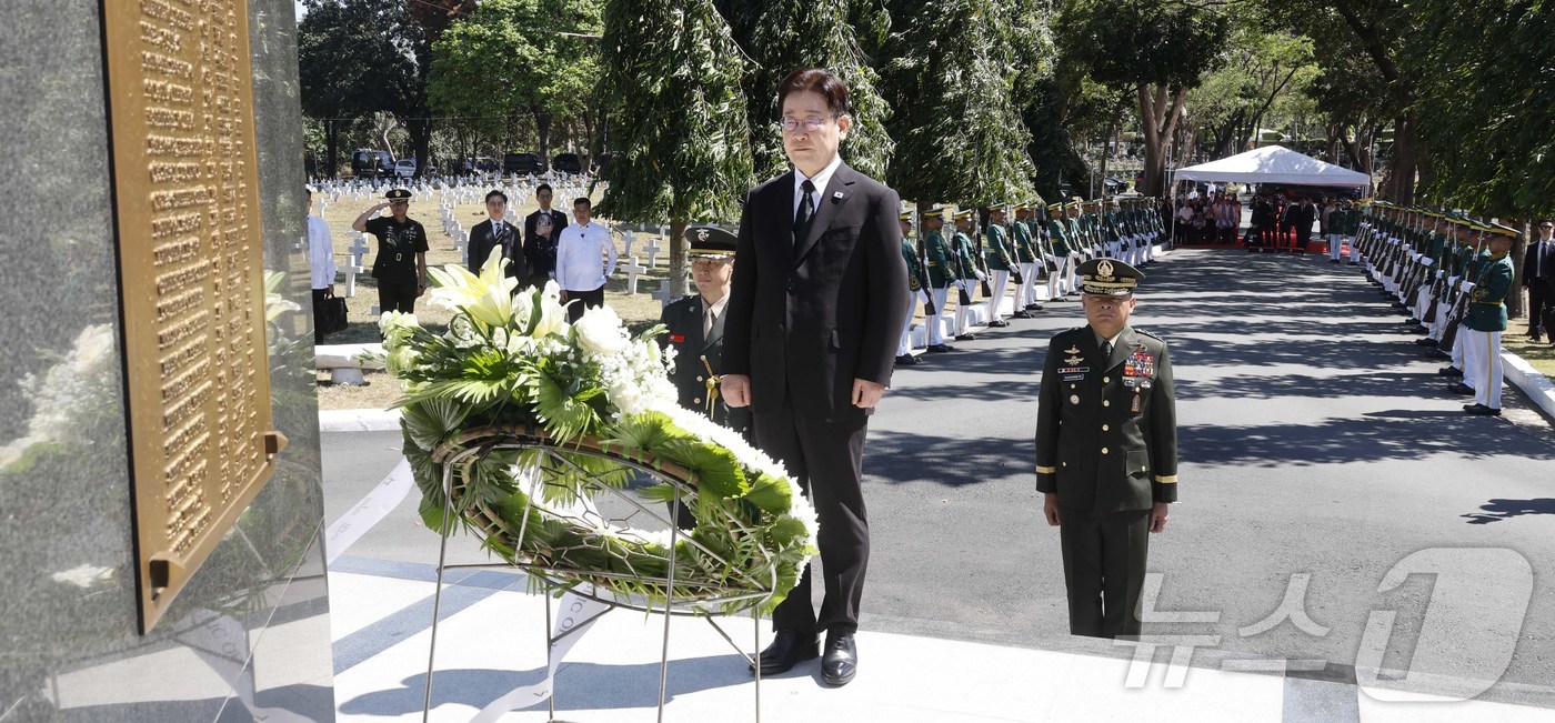 (마닐라(필리핀)=뉴스1) 허경 기자 = 필리핀을 국빈 방문한 이재명 대통령이 4일(현지시간) 필리핀 마닐라 영웅묘지를 찾아 한국전 참전기념비에 헌화하고 있다.  2026.3.4/ …