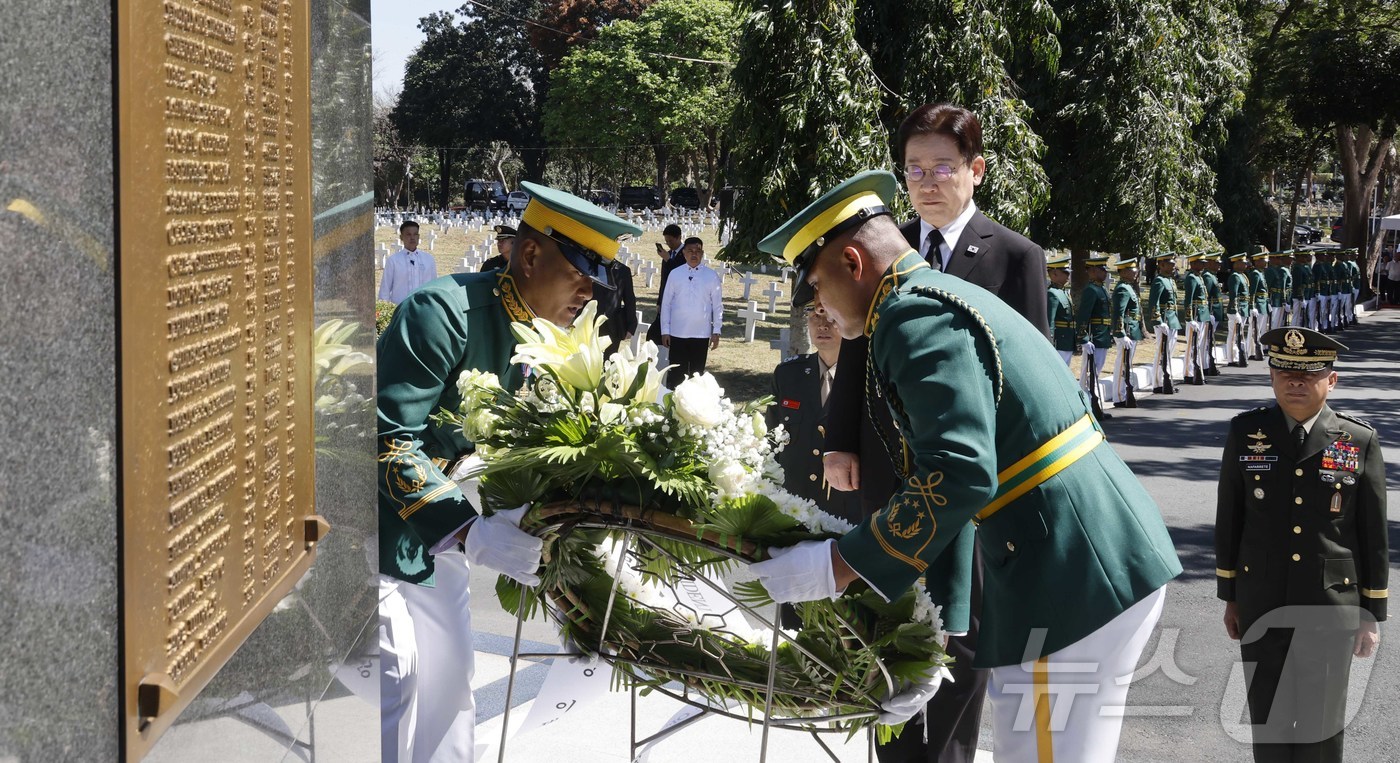 (마닐라(필리핀)=뉴스1) 허경 기자 = 필리핀을 국빈 방문한 이재명 대통령이 4일(현지시간) 필리핀 마닐라 영웅묘지를 찾아 한국전 참전기념비에 헌화하고 있다.  2026.3.4/ …