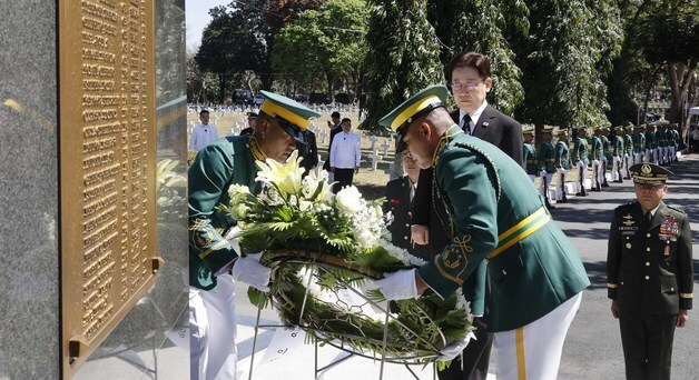 한국전 참전기념비에 헌화하는 이재명 대통령