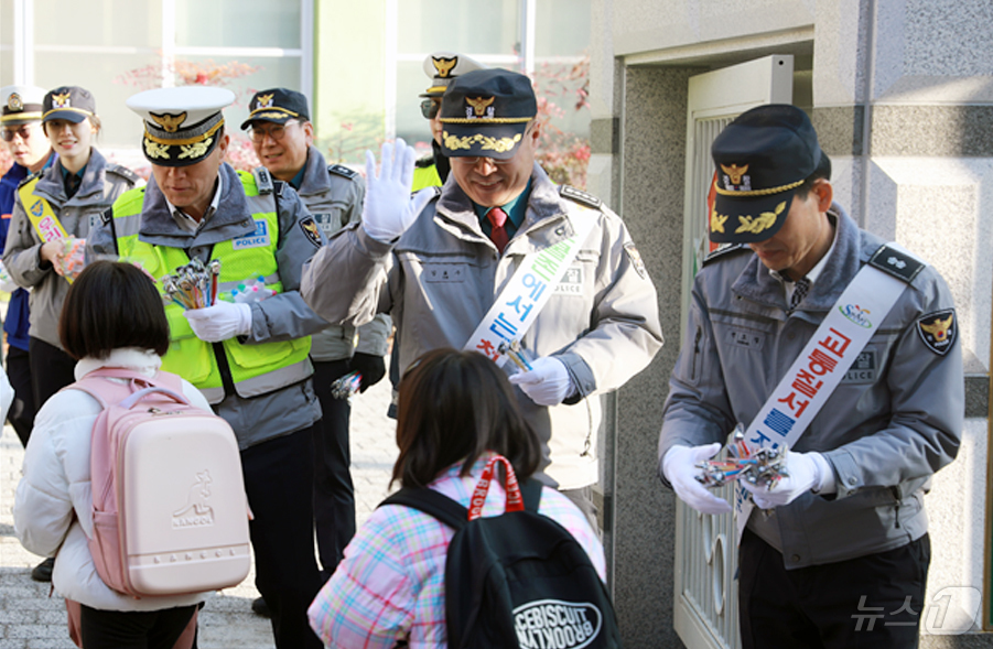 (대전=뉴스1) 이동원 기자 = 대전둔산경찰서(서장 김효수)는 4일 오전 대전 서구 갈마동 봉산초교 앞에서 어린이 교통사고 예방을 위한 대대적 홍보를 실시했다. 이번 행사에는 학교 …