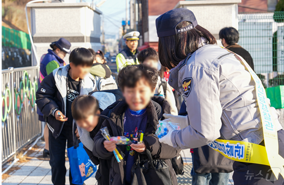 (대전=뉴스1) 이동원 기자 = 대전둔산경찰서(서장 김효수)는 4일 오전 대전 서구 갈마동 봉산초교 앞에서 어린이 교통사고 예방을 위한 대대적 홍보를 실시했다. 이번 행사에는 학교 …