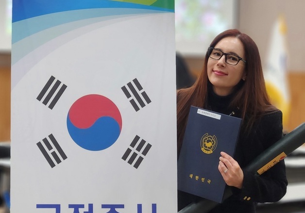 에바 포피엘, 드디어 한국 국민 됐다…韓 국적증서 수여식 참석