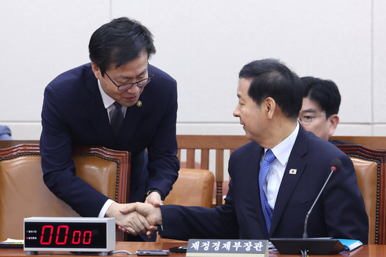 인사하는 구윤철·여한구