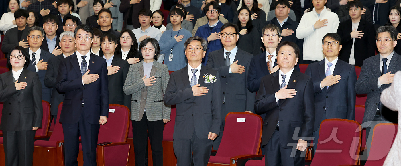 (세종=뉴스1) 김기남 기자 = 정일연 신임 국민권익위원회 위원장이 4일 세종시 정부세종청사 12동 대강당에서 열린 취임식에서 국민의례를 하고 있다. 2026.3.4/뉴스1