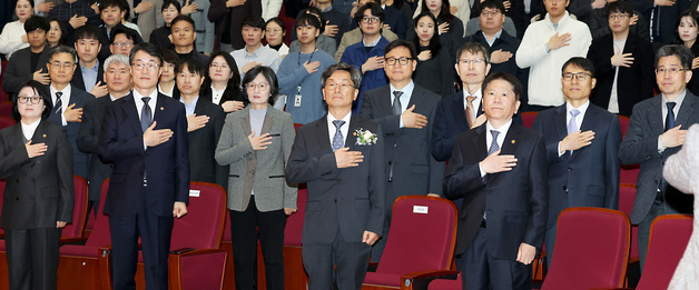 국민의례 하는 정일연 신임 권익위원장