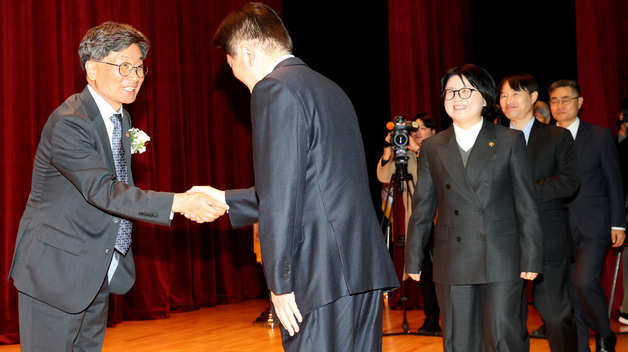 인사 나누는 정일연 신임 권익위원장