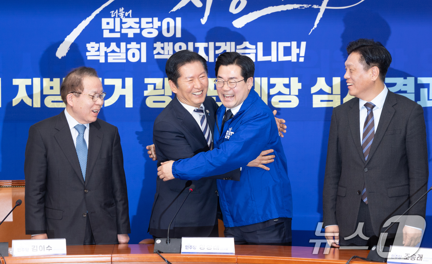 (서울=뉴스1) 이승배 기자 = 정청래 더불어민주당 대표가 4일 서울 여의도 국회에서 열린 제9회 지방선거 광역단체장 심사 결과 발표에서 인천시장 후보 공천이 확정된 박찬대 의원과 …